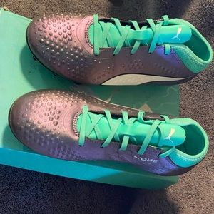 Kids Puma Girls One 4 ll Syn Fg, Jr. Low
Top Lace Up Soccer Sneaker